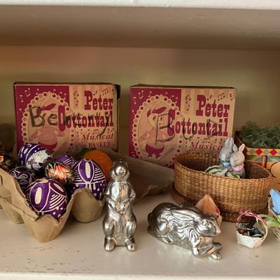 D979 Large Lot of Various Easter Decorations