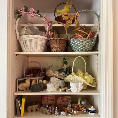 D979 Large Lot of Various Easter Decorations