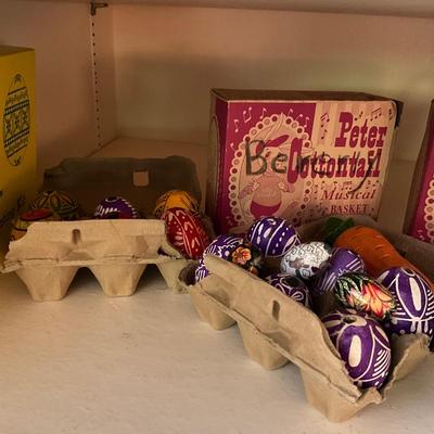 D979 Large Lot of Various Easter Decorations
