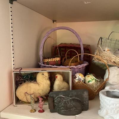 D979 Large Lot of Various Easter Decorations