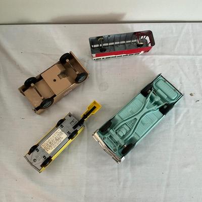 D988 Lot of Vintage Plastic and Cast Metal Cars