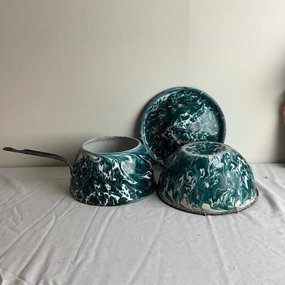 D1001 Antique 3pc Crysolite Green Swirl Bowl, Pot, and Lid Graniteware