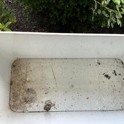 P1025 Enamel ware Reindeer Feed Covered Tub