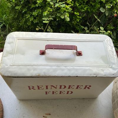 P1025 Enamel ware Reindeer Feed Covered Tub