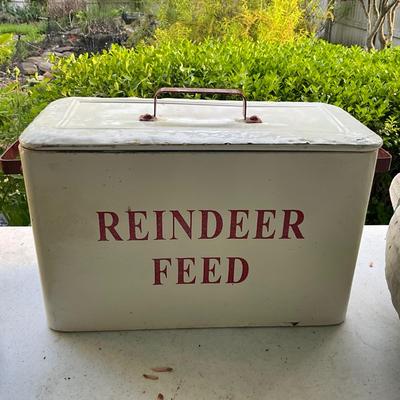 P1025 Enamel ware Reindeer Feed Covered Tub