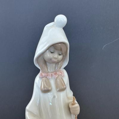 Lladro figurine 4678 "Shepherdess with Basket."