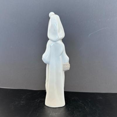 Lladro figurine 4678 "Shepherdess with Basket."