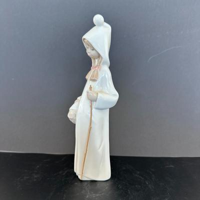 Lladro figurine 4678 "Shepherdess with Basket."