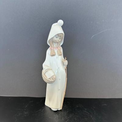 Lladro figurine 4678 "Shepherdess with Basket."