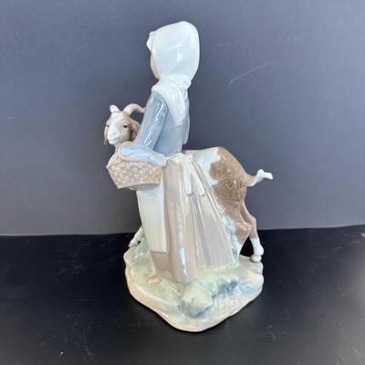Lladro figurine 4812 "Little Shepherdess with Goat"