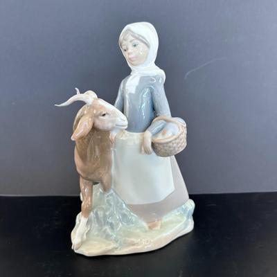 Lladro figurine 4812 "Little Shepherdess with Goat"