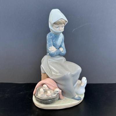 Lladro figurine 1267 "Girl with Ducks" or "Duck Seller"