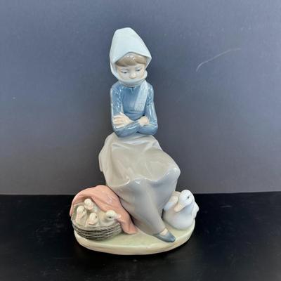 Lladro figurine 1267 "Girl with Ducks" or "Duck Seller"