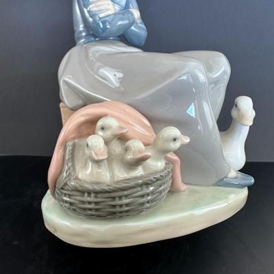 Lladro figurine 1267 "Girl with Ducks" or "Duck Seller"