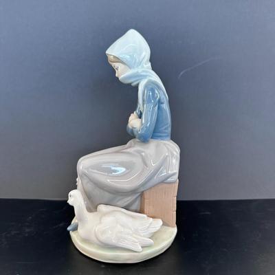 Lladro figurine 1267 "Girl with Ducks" or "Duck Seller"