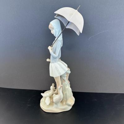 Lladro figurine 4510 "Girl with Umbrella and Geese"