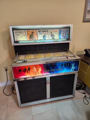 Lot #197 Vintage (1960) Seeburg SS160 Jukebox - Works!
