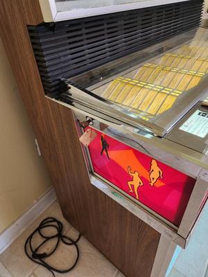 Lot #197 Vintage (1960) Seeburg SS160 Jukebox - Works!