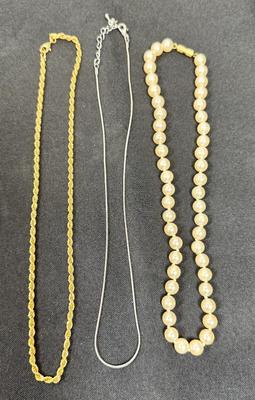 Lot of 3 necklace vintage silver tone chain, gold tone chain, and Faux Pearl