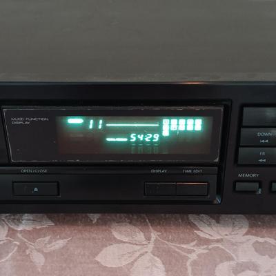 LOT 19: Onkyo DX-1400 Compact Disc Player