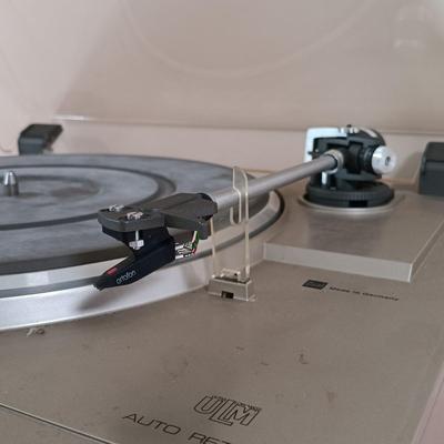 LOT 20: Dual CS 515 Belt Drive Turntable with Fen-Tone Stereo Headphones DR-105