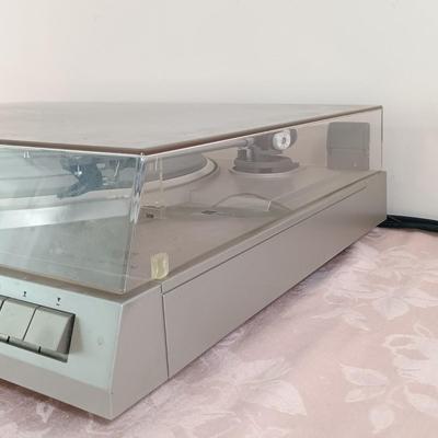 LOT 20: Dual CS 515 Belt Drive Turntable with Fen-Tone Stereo Headphones DR-105
