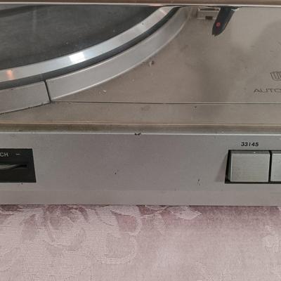 LOT 20: Dual CS 515 Belt Drive Turntable with Fen-Tone Stereo Headphones DR-105