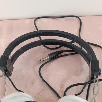 LOT 20: Dual CS 515 Belt Drive Turntable with Fen-Tone Stereo Headphones DR-105