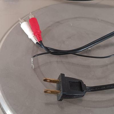 LOT 20: Dual CS 515 Belt Drive Turntable with Fen-Tone Stereo Headphones DR-105