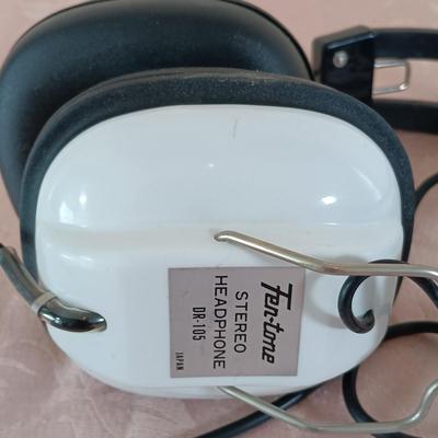 LOT 20: Dual CS 515 Belt Drive Turntable with Fen-Tone Stereo Headphones DR-105