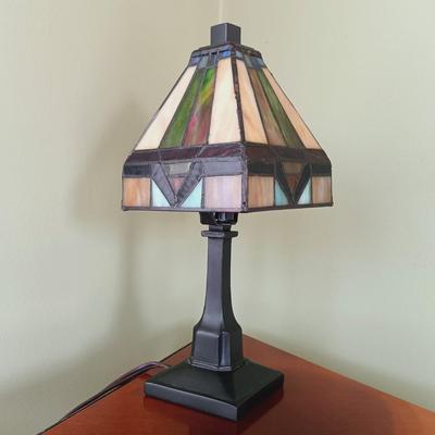 LOT 23: Bombay Company Triangular Drop Leaf Table with Quoizel Inc Table Lamp