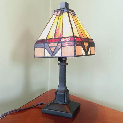 LOT 23: Bombay Company Triangular Drop Leaf Table with Quoizel Inc Table Lamp