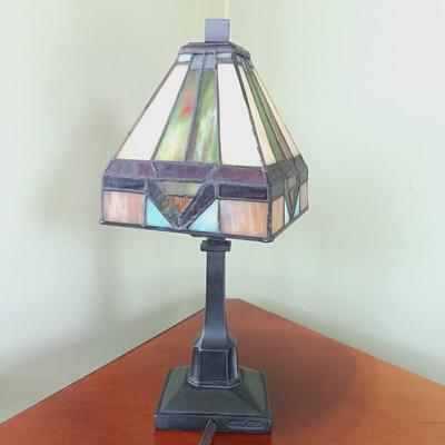 LOT 23: Bombay Company Triangular Drop Leaf Table with Quoizel Inc Table Lamp