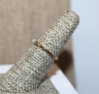 Size 7½ Delicate Single Horizontal Clear Rectangle Stone on a Gold Tone Band (1.0g)