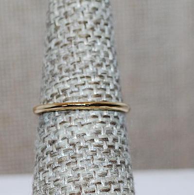 Size 7½ Delicate Single Horizontal Clear Rectangle Stone on a Gold Tone Band (1.0g)