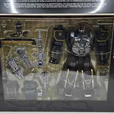 LOT 17: Transformers primitive Skateboarding Optimus Prime & Shreddicus Maximus NIB