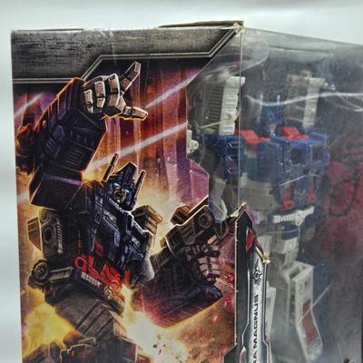 LOT 29: Transformers War for Cybertron Toys NIB