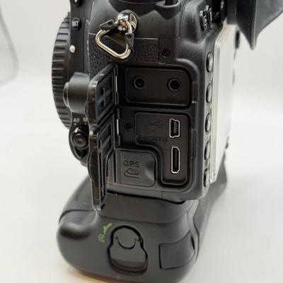 LOT 45: Nikon D600 DSLR Camera Body w/ [Pro]Master Vertical Battery Grip