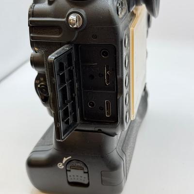 LOT 47: Nikon D800 DSLR Camera w/ Vello BG-N7 Vertical Battery Grip, Original Box, Manuals