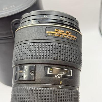 LOT 55: Nikon ED Silent Wave Motor AF-S Nikkor 28-70mm 1:2.8 D Lens w/ 77mm UV Filter & Nikon CL-74 Lens Case