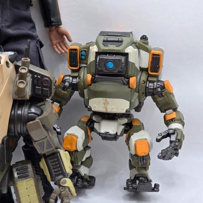 LOT 77: Mortal Combat Book Ends, Titanfall 2 Figures, and More