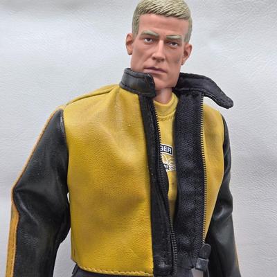 LOT 77: Mortal Combat Book Ends, Titanfall 2 Figures, and More