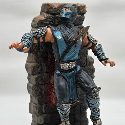 LOT 77: Mortal Combat Book Ends, Titanfall 2 Figures, and More