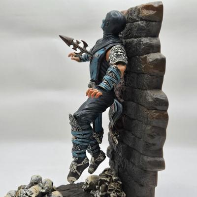 LOT 77: Mortal Combat Book Ends, Titanfall 2 Figures, and More