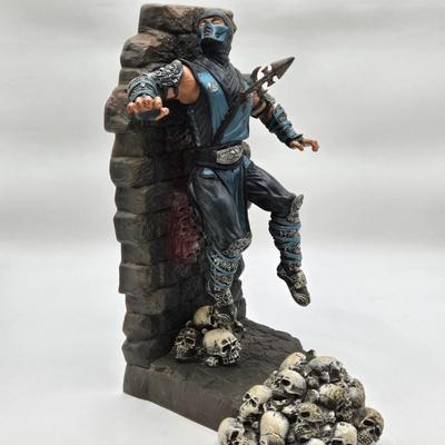 LOT 77: Mortal Combat Book Ends, Titanfall 2 Figures, and More