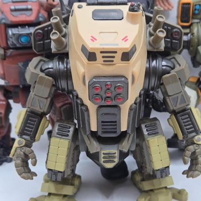 LOT 77: Mortal Combat Book Ends, Titanfall 2 Figures, and More