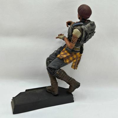 LOT 77: Mortal Combat Book Ends, Titanfall 2 Figures, and More