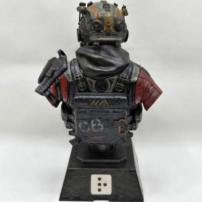 LOT 77: Mortal Combat Book Ends, Titanfall 2 Figures, and More