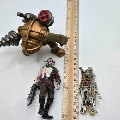 LOT 77: Mortal Combat Book Ends, Titanfall 2 Figures, and More