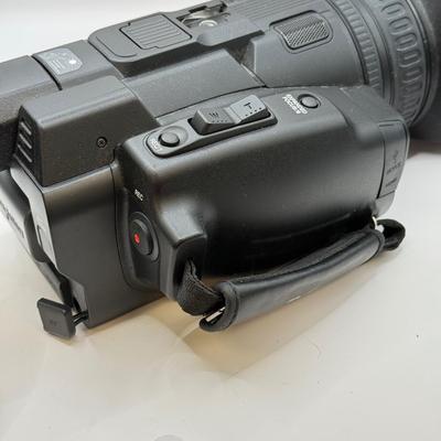 LOT 81: JVC 4k Memory Card Video Camera Recorder Model GY-HM170U w/ JVC KA-HU1 Top Handle Unit